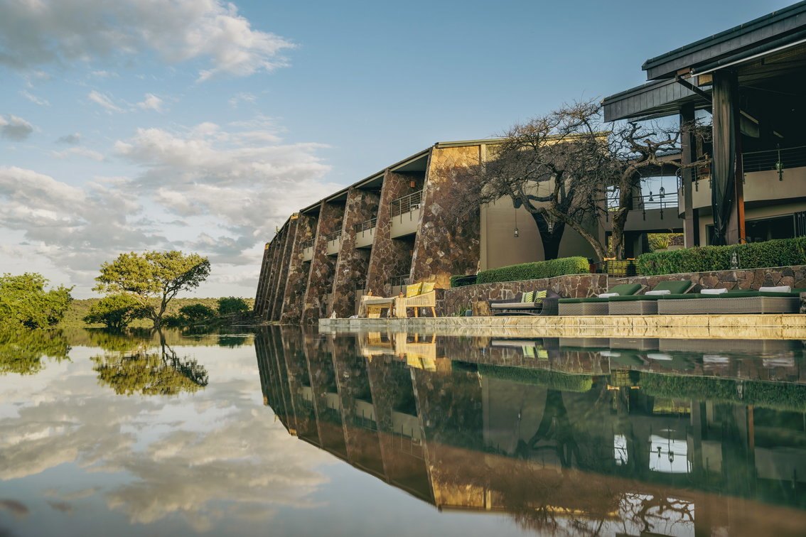 Meliá Serengeti Lodge — Infinity pool beside the lodge